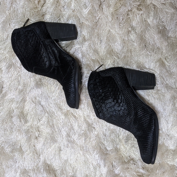 UGG Australia Women's Black Charlotte Snake Print Calf Hair Ankle Boots 8 - Picture 4 of 8